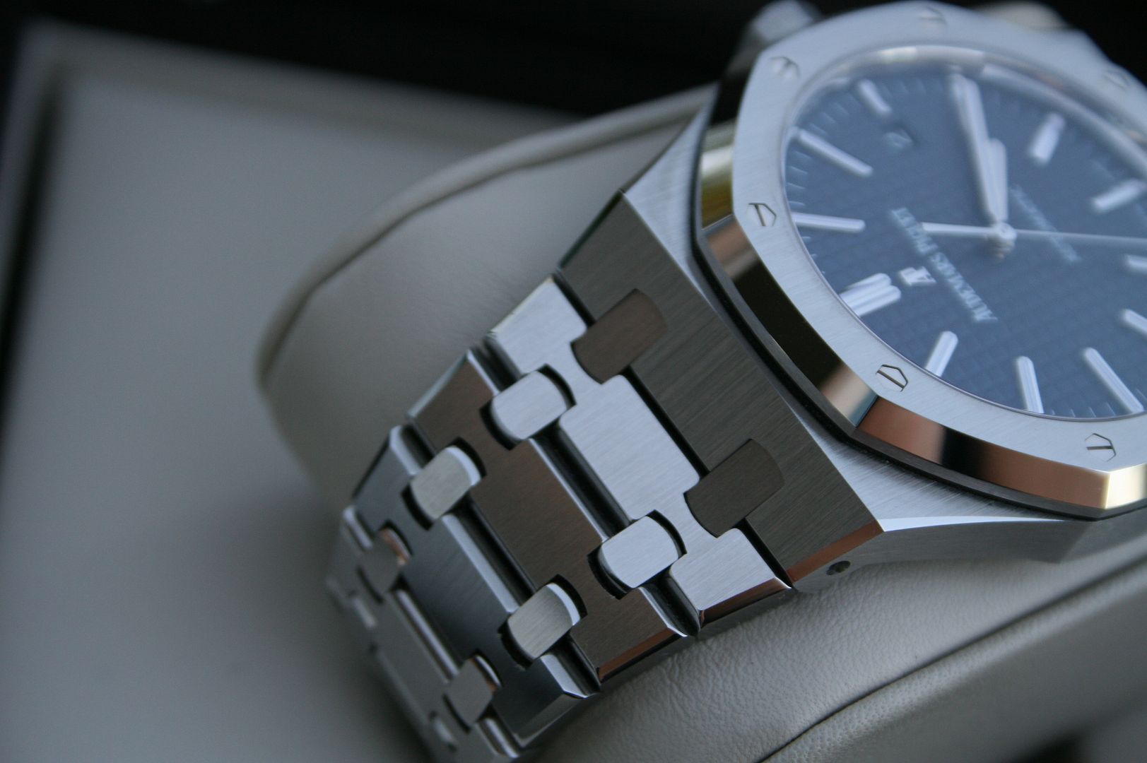 fs-audemars-piguet-ap-royal-oak-15400st-blue-dial-41mm-2-months-old